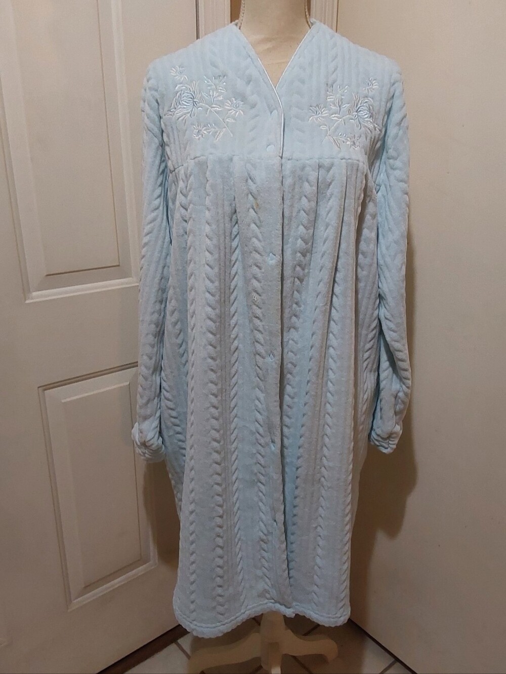 🌺 Like New Miss Elaine Pale Blue Textured Long Sleeve Robe